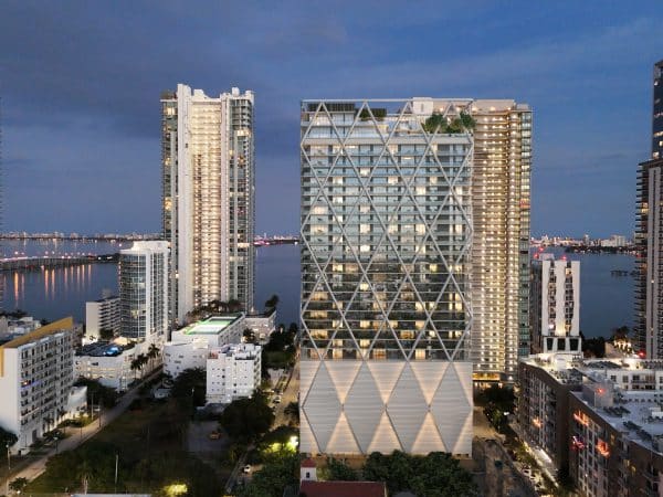 HQ_RESIDENCES_Building Night View (2)